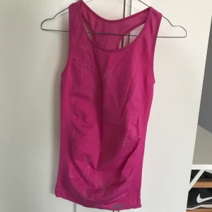Träningslinne  - Rosa träningslinne från Kari Traa i storlek xs/s. Använd 1 gång, säljer för 40kr+frakt
