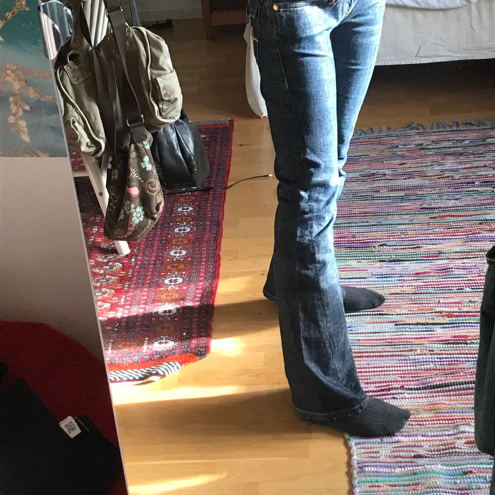 Snygga bootcut jeans köpta på secondhand! Köparen står för frakt eller möts jag upp på söder :)). Jeans & Byxor.