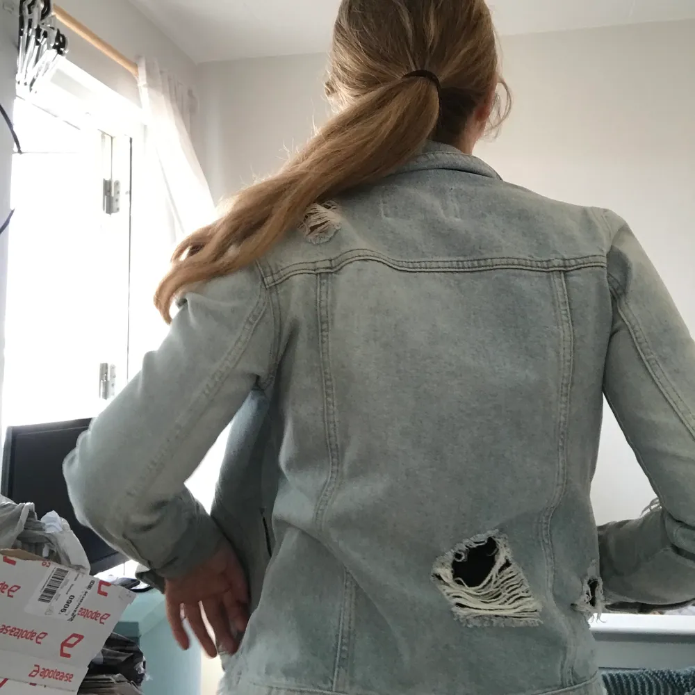 Säljer min super coola ljusblå jeans jacka från River island! Coola slitningar lite överallt. Storlek S, passar XS-M. Nypris 700kr. Säljer för 150kr! (* frakt) BUDA I KOMMENTARERNA 💘🌈. Jackor.