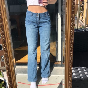 Jeans - Skitsnygga jeans med bara en ficka från flash. Storlek 38, jag har vanligtvis 36💖 så sköna och snygga💛fraktar elelr möts upp:)
