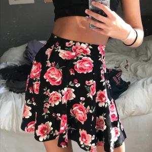 Kjol ifrån H&M stl XS - Säljer världens sötaste kjol i från H&M i stl XS! Kommer tyvärr inte till användning längre, dragkedja där bak också❤️ nypris 250kr