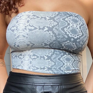 Ormmönstrad topp🐉 - Topp från berska, köpte för nått år sen har knappt haft på mig, hoppas den kommer till användning istället för att den bara ligger i garderoben😊