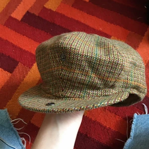 Keps  - En st second hand keps i fint skick. Går att ha i platt modell eller inte (iom knappen framtill) 