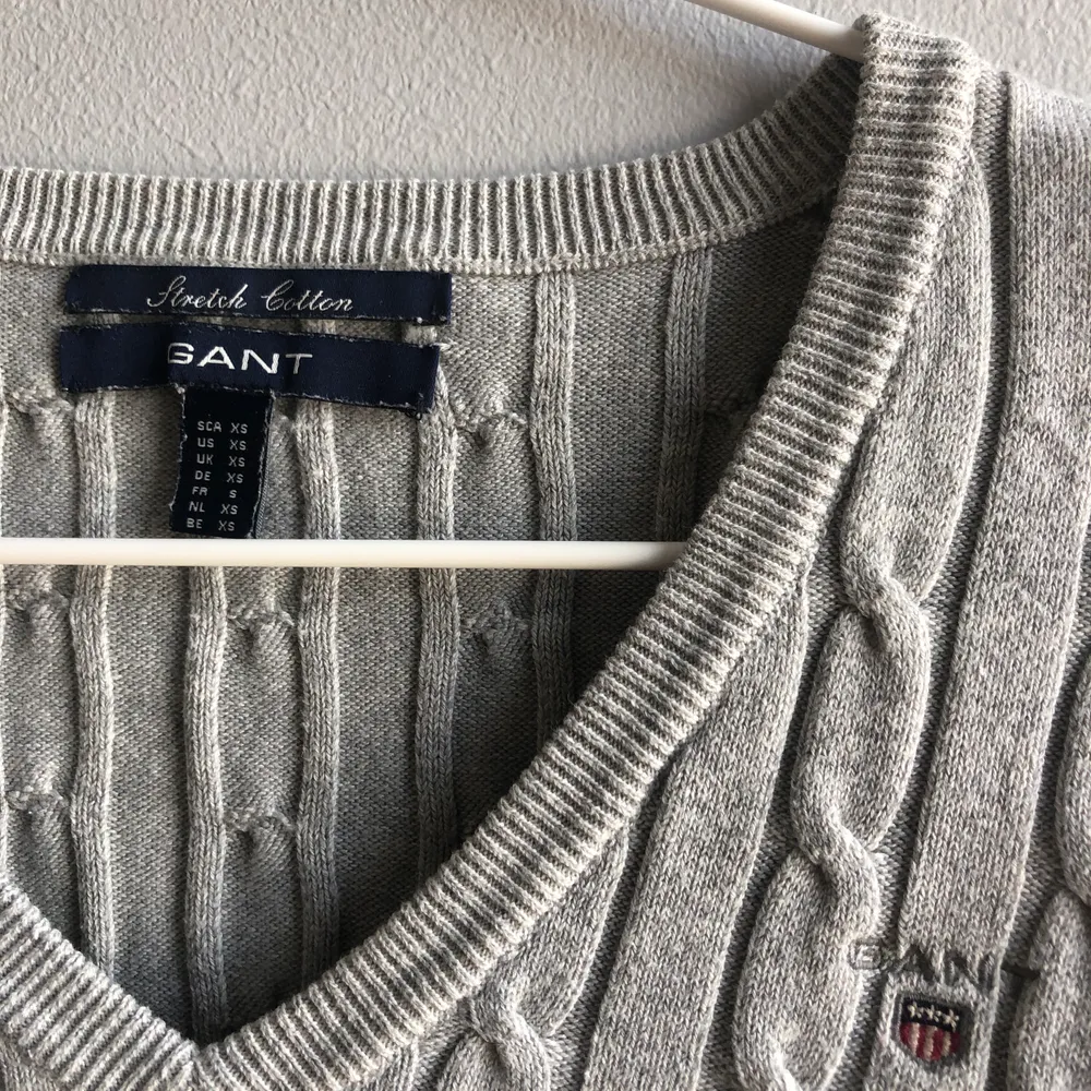 Kabelstickad grå tröja från Gant i storlek XS men sitter mer som en S!. Tröjor & Koftor.