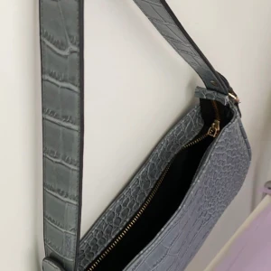 Sidoväska/axelväska - Säljer denna fina axelväska som ej kommer till användning💕💕