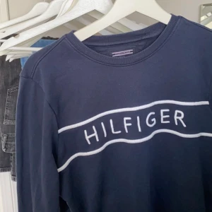 Sweetshirt - Fin marinblå sweetshirt från hilfiger!