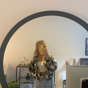 Rutig skjorta  - Säljer en skjortjacka i tunnt material så skulle säga att den är mer som en kofta, från pull and bear, storlek S & aldrig använd, säljer för 150 kr + frakt