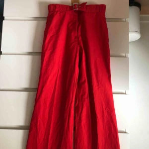  - ✨BYXOR ✨    Köpte från Beyond retro, prislapp kvar. SKITsnygga men tyvärr för små. Dragkedjan funkar inte, går säkert att fixa hos ett proffs, eller själv!  Köpare står för frakt.    !!🦋Finns endast fram tills lördag 12/9🦋!!