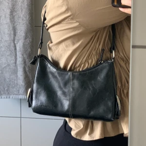 Vintage handväska - SÅ SNYGG vintage handväska som jag tyvärr inte får användning för.. köpt på second hand för längesen så säljer för 220kr+frakt! 