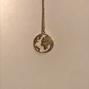 jordglobs-halsband - guldigt, jättegulligt halsband! säljer pga att det helt enkelt aldrig kommer till användning. 