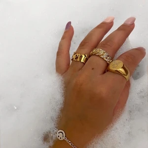 Zend ring - Säljer denna slutsålda ring från zend details i guld(ringen i mitten på första bilden)! Den är i mycket fint skick och super trendig!! Frakt: 22kr