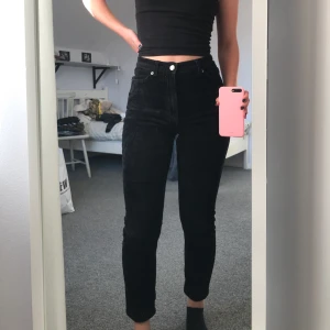 Svarta corduroy byxor - Ett par snygga högmidjade svarta corduroy-/machesterbyxor från monki. Byxorna är högmidjade och har en mom-fit (dock inte riktigt på mig längre). Använda ett fåtal gånger och är i mycket bra skick. Inköpspris 300kr. Köparen står för frakt, kan även mötas upp i Lund💛
