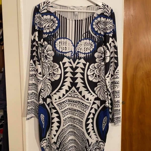 Minidress - Kort klänning som ska sitta åt! Fint och unikt mönster, köpt från NLY Trend. Använd ca 3 ggr. Super skönt och stretchigt material 💙