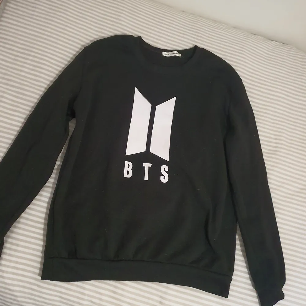 Säljer en BTS Hoodie (ej oficiell) Här använd fåtal gånger. Vi kan träffas i Stockholms området eller så står du för frakten. Du kan gärna föreslå en ny pris . Hoodies.