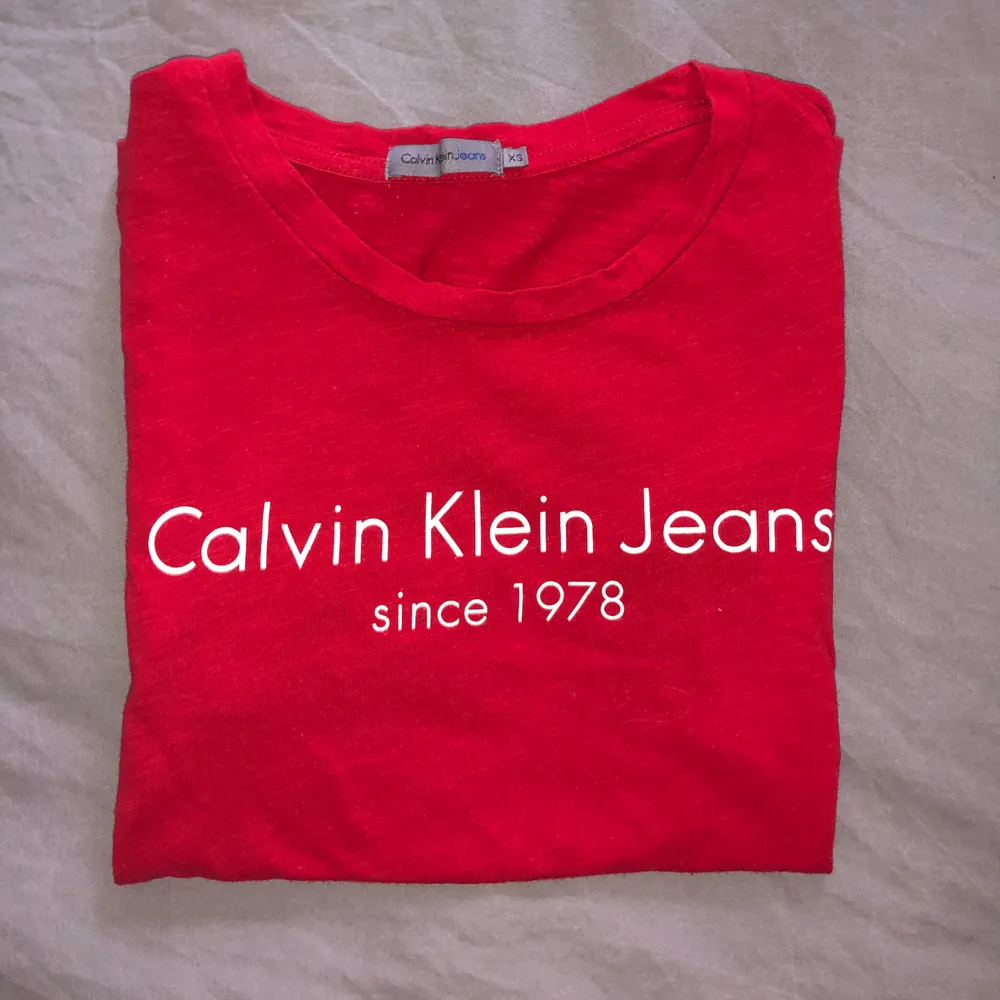 Röd Calvin Klein jeans t-shirt i storlek XS ☺️ Inget fel på tröjan ☺️ köparen står för frakt ☺️ . T-shirts.