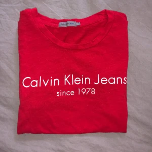 Calvin Klein Jeans T-shirt - Röd Calvin Klein jeans t-shirt i storlek XS ☺️ Inget fel på tröjan ☺️ köparen står för frakt ☺️ 
