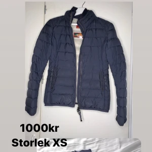 Parajumpers dunjacka  - Snygg och varm dunjacka som är perfekt till hösten.  Jackan är som S