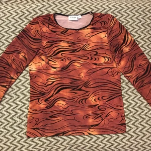 Coolaste tröja någonsin - En av de coolaste 90s tröjorna jag äger💥 den är super luftig och alla svarta detaljerna är glittriga😍🖤 frakt:30kr