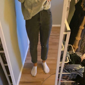 Gråa jeans från Levis  - Supersnygga jeans från Levis i storlek w25 l28. Säljs för 500kr