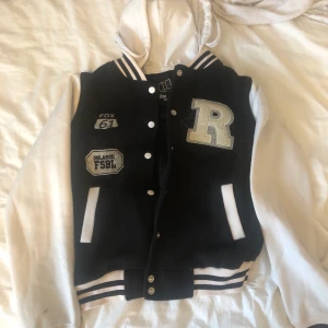 Baseballjacka - AVSLUTAD! En asball och trendig baseballjacka. Ascool att ha nu under hösten. Skulle mer säga att det är som en kofta för den är inte fodrad och kan bli kall att ha som jacka under kallare årstider. M/L men ganska liten.❗️ Det är en fläck på ena armen❗️BUDA! högsta bud:470+frakt. OBS: FRAKTAS ENDAST, FRAKT 63kr