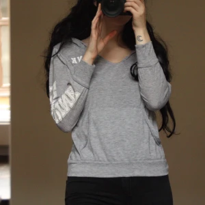 Grå hoodie med luva - Grå hoodie med luva och tryck (”PINK” vid bröstet och ”LOVE PINK” på armen. Tröjan är enbart använd ett fåtal gånger, och är i mycket gott skick. Jag kan mötas upp i Skara (ibland även Falköping, Skövde eller Göteborg) eller skicka med posten (44kr)💓 
