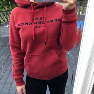 Peak performance  - Mörkröd peak performance hoodie som knappt är använd. Nypris runt 1000kr mitt pris 300😊 