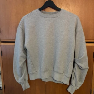 Sweater XS/S - Lite croppad! Passar XS/S. Knappt använd. — FRAKT INGÅR —