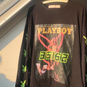 Playboy X missguided tröja/klänning - Säljer denna klänning/tröja från favvomärket Playboy X missguided. Den är i perfekt skick! På mig funkar den bäst som långärmad tröja men om man är lite kortare funkar den som klänning (jag är 165). Skriv i meddelande om ni vill ha fler bilder eller är intresserade!! Frakt tillkommer💞💗