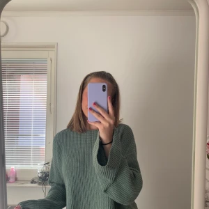 Tröja - Säljer denna sköna gröna tröja med utsvängda ärmar som tyvärr inte kommer till användning längre.