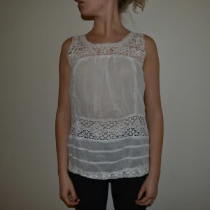  - Fin vit sommartopp från Topshop, 
aldrig använd, 
nypris: 549 kr
mitt pris: 120 kr