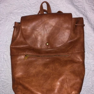 Väska  - Väska från ASOS fett snyggt o rocka runt med den i skolan. Frakt ingår ej