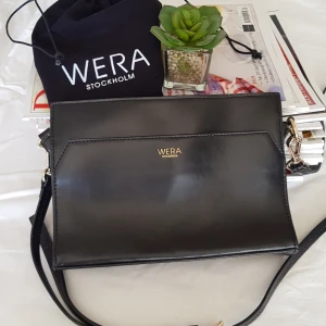 Axelremsväska WERA - Använd axelremsväska ifrån WERA. Inköpt förra året är i mycket bra skick. Ett märke på undersidan, se bild. Dustbag medföljer. Skickas inom Sverige. Frakt ingår i priset. 