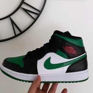 Jorden 1 mid  - Skor som jag knappt använder! Helt nytt skick!! Storlek 44 sitter som 43!!!