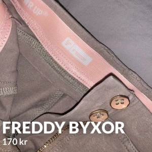 Freddy byxor - Säljer mina beacha Freddy byxor! Sitter hur bra som helst och är jätte sköna! Köpt för 1300 och säljer dom för 170kr