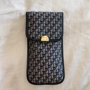  Christian Dior glasögonfodral - Intressekoll!! på mitt Christian dior glasögonfodral som är vintage från 70 talet buda i kommentarerna!