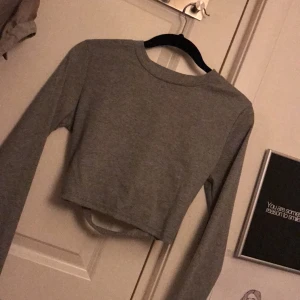  - Långarmad croptop korsad i ryggen. Hämtas i Gbg/Mölndal. Köparen står för frakt. 