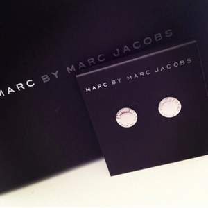 Fina Marc Jacobs örhängen i silver.  Nästintill oanvända.