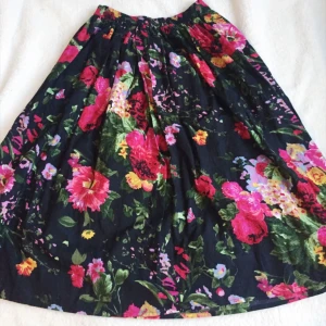  - Suuperfin kjol, problemet är bara att jag aldrig använder kjol så önskar finna ett nytt hem till denna skönhet. Stretch i midjan så passar dom flesta. Söta små fickor. Priset är exklusive frakt. 