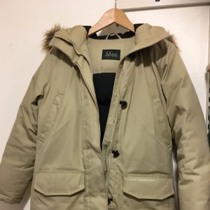  - Säljer peak performance jacka pga fel storlek.  Använd ett fåtal gånger, som ny. Storlek S  Mycket varm!! Inköpspris 4000 