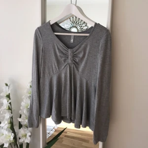  - Ljusgrå topp med resår under bröstet. Från bubbleroom. Använd ca 2 gånger. Storlek 40/42 men skulle säga att både en S och M kan ha den. 