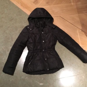  - Svart jacka från Lindex i storlek XS, knappt använd, lätt skada där bak på jackan som går att sy lätt och osynligt då jackan är mörk. 