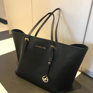 - Michael kors väska i fint skick. Svart och klassisk i alldeles lagom storlek. För mig har den funkat bra till till såväl vardags som till fest och som weekendväska, rymlig och bra helt enkelt. Nypris: 3100 idag: 1200 