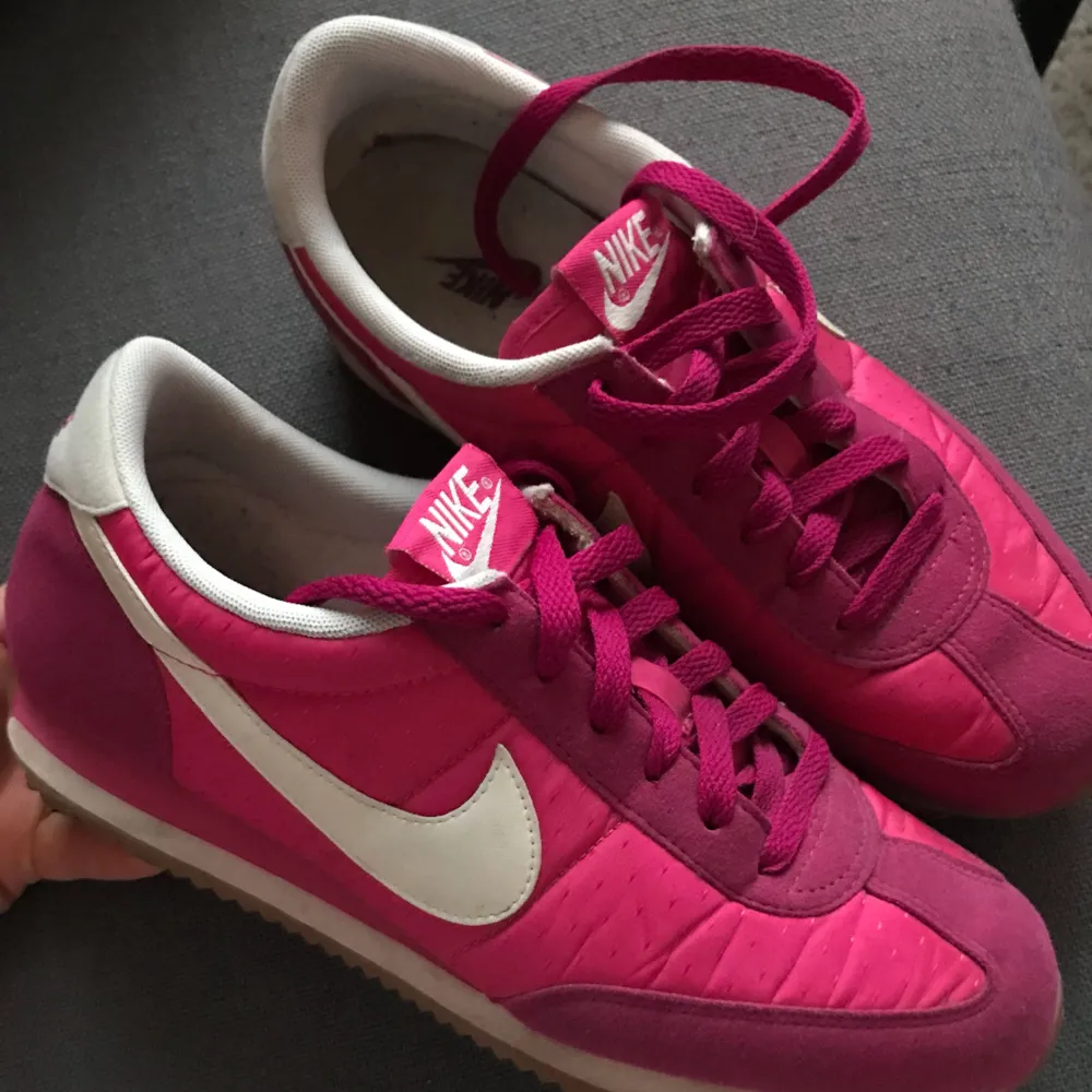 Ett par oanvända Nike i en klar rosa färg, storlek 39. Säljes pga fel storlek. . Skor.