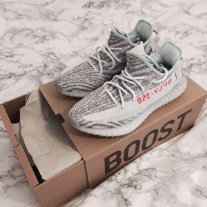  - Vann en raffle och fick köpa de nya Yeezy "blue tint".  Då de är storlek US9/EU42.2/3 och för små för mig säljer jag dom, med allt som tillkommer (Box, kvittens, bekräftelse på köp etc).  Kan skickas