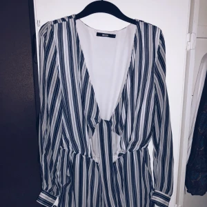  - Super snygg vit blå randig playsuit!!