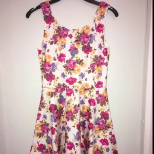  - Trikå klänning från Bubbleroom, stl S men passar XS-M, använd 1 gång. Köparen står för frakten