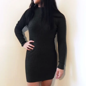  - Skogsgrön Klänning från Atmosphere. Storleken är 40 och passar S-M