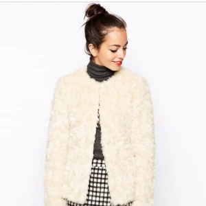  - Creme jacka i fuskpäls (faux fur) Använd ett fåtal gånger, nyskick. UK size 10, motsvarar EU strl 36-38. Hämtas i Malmö, kan även skickas men då står köparen för frakten :)