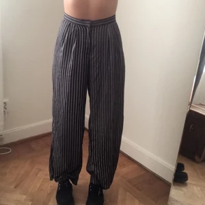  - Supertunna och silkiga byxor från weekday