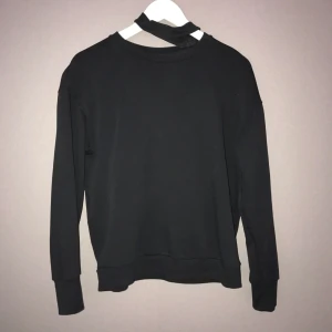  - En svart matt tröja med inbyggd chocker som man kan stoppa ner om man vill bara ha en vanlig svart tröja. Funkar även som XS 